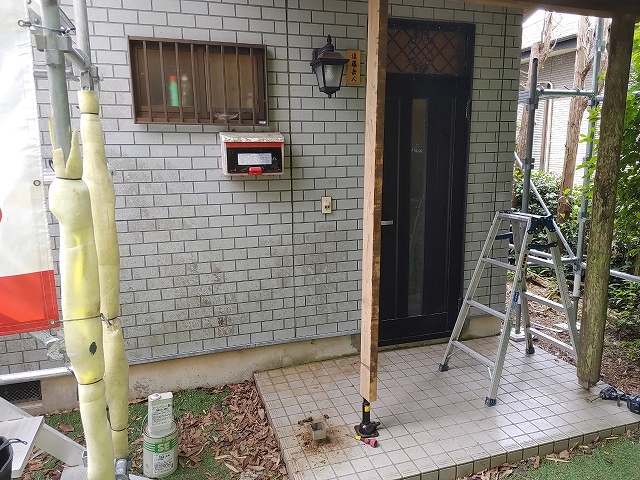 玄関ポーチ柱のジャッキアップ